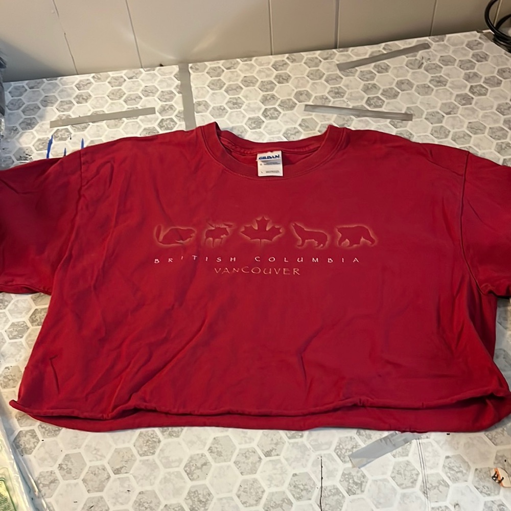 Gildan Large Cropped Short Sleeve Red British Columbia Vancouver Graphic T